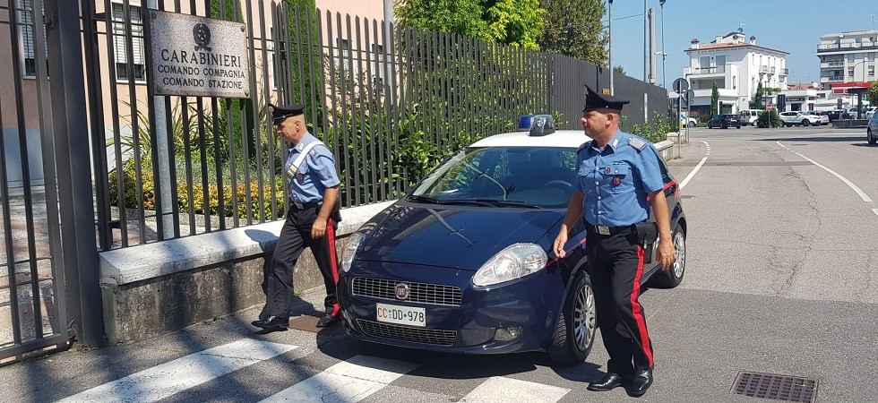 Ricercato, era in vacanza sul lago di Garda: i carabinieri fanno irruzione in un noto B&B